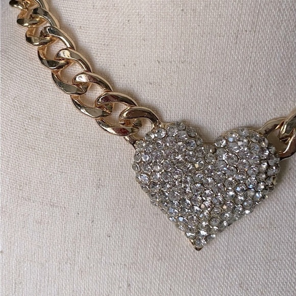 BOUTIQUE GOLD COLOR NECKLACE WITH RHINESTONE HEART - Picture 6 of 8